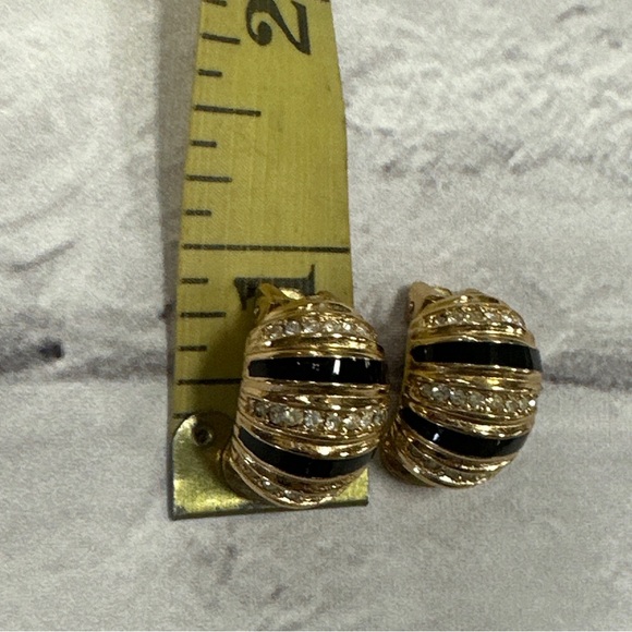 Vintage Christian Dior call tone with black enamel clip on earrings - Picture 6 of 6